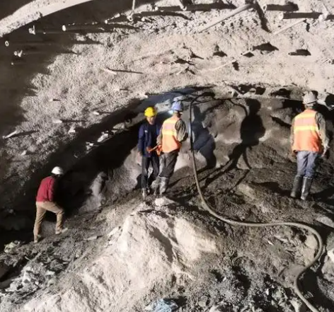 汉川隧道拱顶带模注浆料，微膨胀注浆料的特点及施工工艺